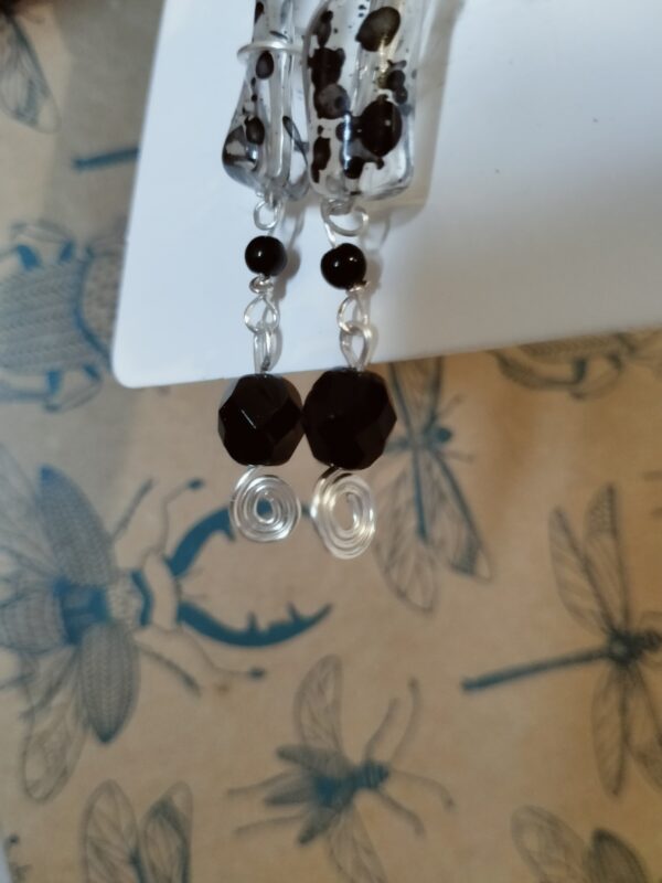 Paire de boucles d'oreilles avec leurs perles incurvées transparentes et la perle de verre – Image 4