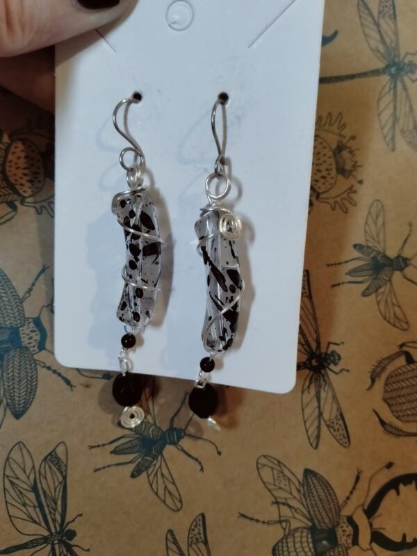Paire de boucles d'oreilles avec leurs perles incurvées transparentes et la perle de verre – Image 5