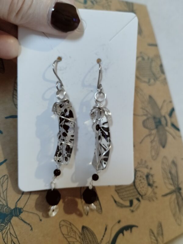 Paire de boucles d'oreilles avec leurs perles incurvées transparentes et la perle de verre – Image 7