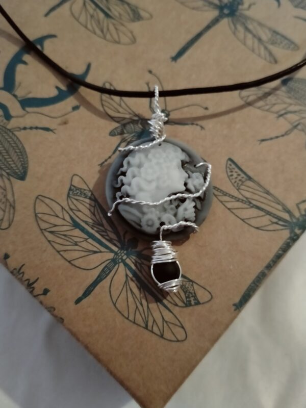 Pendentif camée noir avec son collier en torsade, sa perle de verre et son collier – Image 5