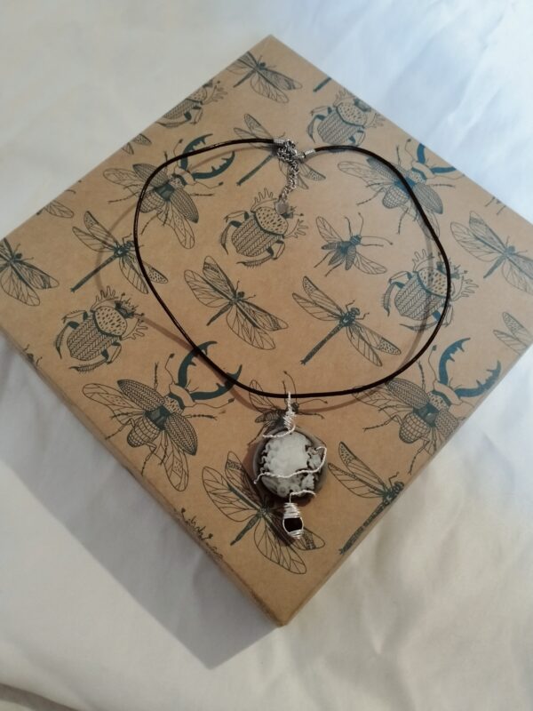 Pendentif camée noir avec son collier en torsade, sa perle de verre et son collier – Image 3