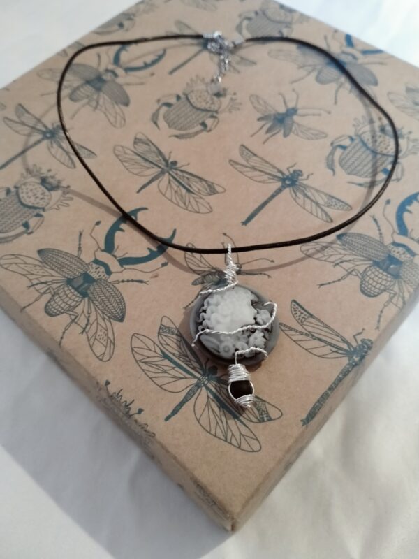 Pendentif camée noir avec son collier en torsade, sa perle de verre et son collier – Image 2
