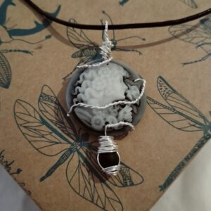 Pendentif camée noir avec son collier en torsade, sa perle de verre et son collier