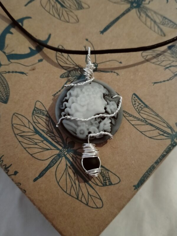Pendentif camée noir avec son collier en torsade, sa perle de verre et son collier