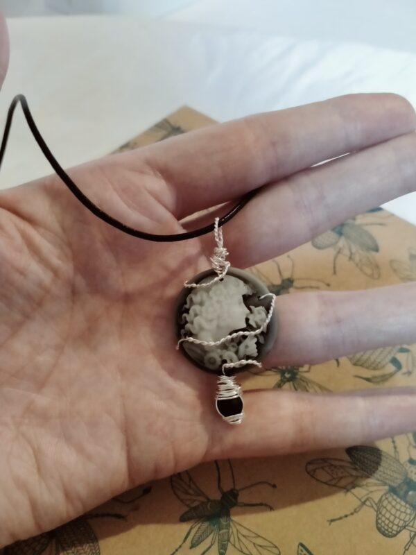 Pendentif camée noir avec son collier en torsade, sa perle de verre et son collier – Image 4