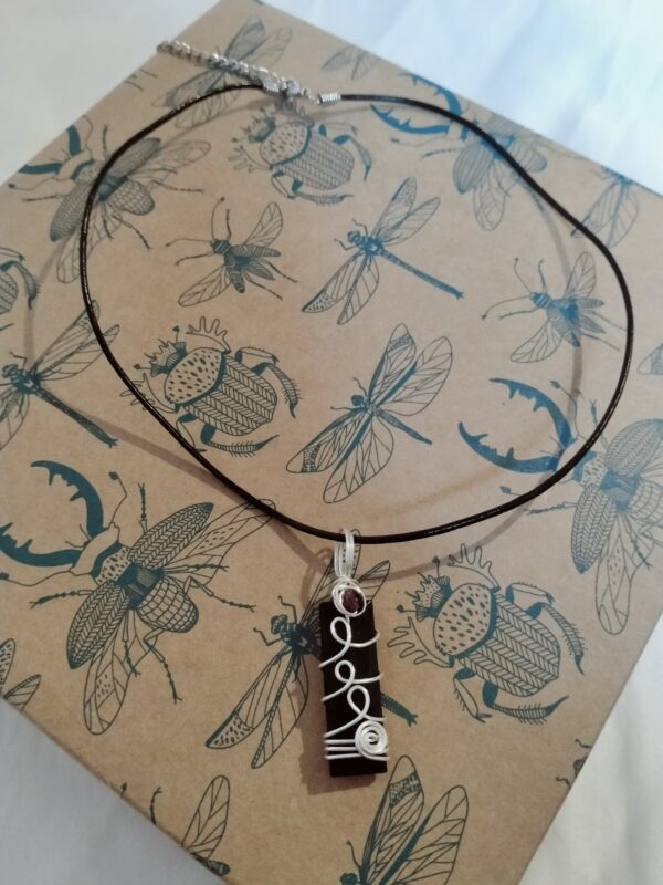 Pendentif "baguette" noire avec spirale, sa perle violette et son collier – Image 4