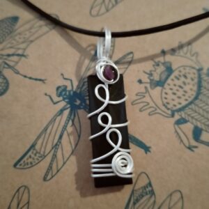 Pendentif "baguette" noire avec spirale, sa perle violette et son collier