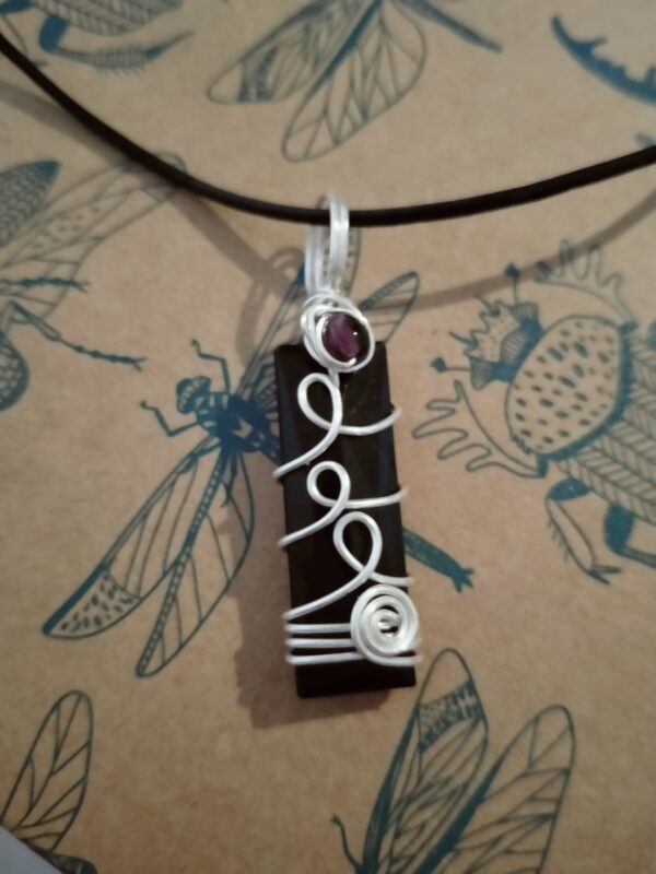 Pendentif "baguette" noire avec spirale, sa perle violette et son collier