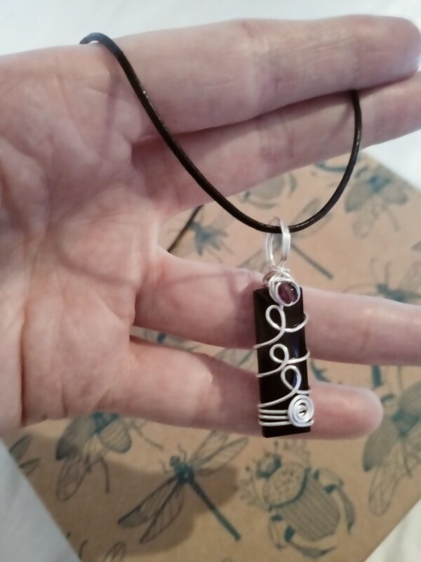Pendentif "baguette" noire avec spirale, sa perle violette et son collier – Image 5