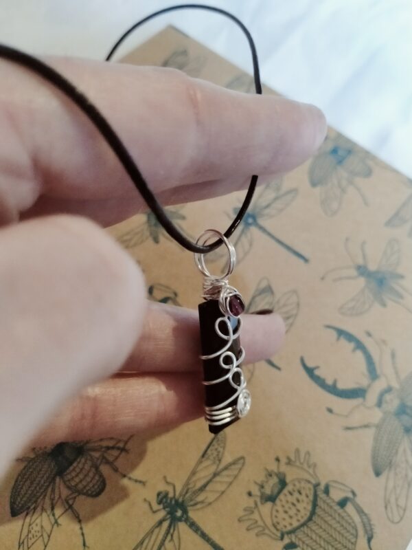 Pendentif "baguette" noire avec spirale, sa perle violette et son collier – Image 6
