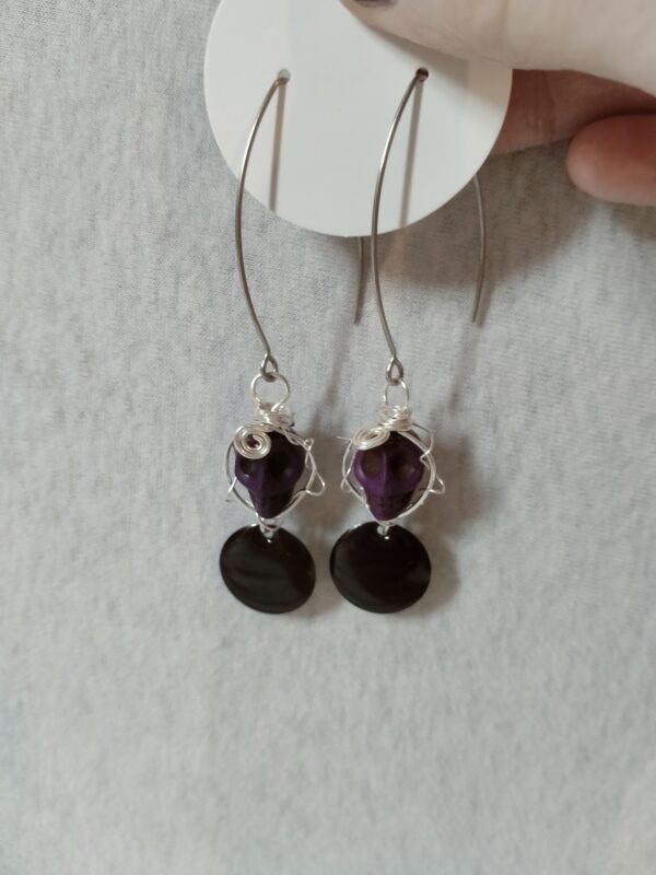 Paire de boucles d'oreilles avec son skull en Howlite et sa breloque ronde – Image 2
