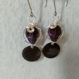 Paire de boucles d'oreilles avec son skull en Howlite et sa breloque ronde