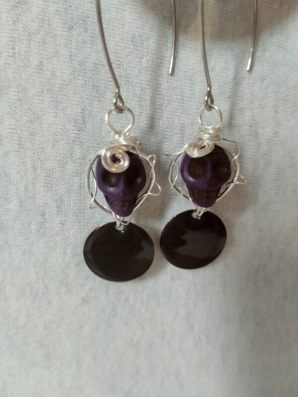 Paire de boucles d'oreilles avec son skull en Howlite et sa breloque ronde