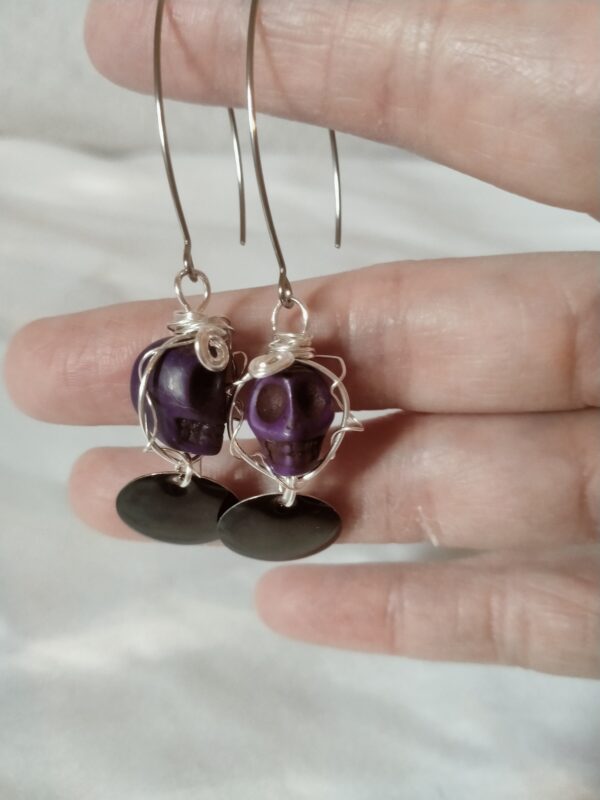 Paire de boucles d'oreilles avec son skull en Howlite et sa breloque ronde – Image 4