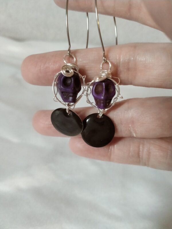 Paire de boucles d'oreilles avec son skull en Howlite et sa breloque ronde – Image 3