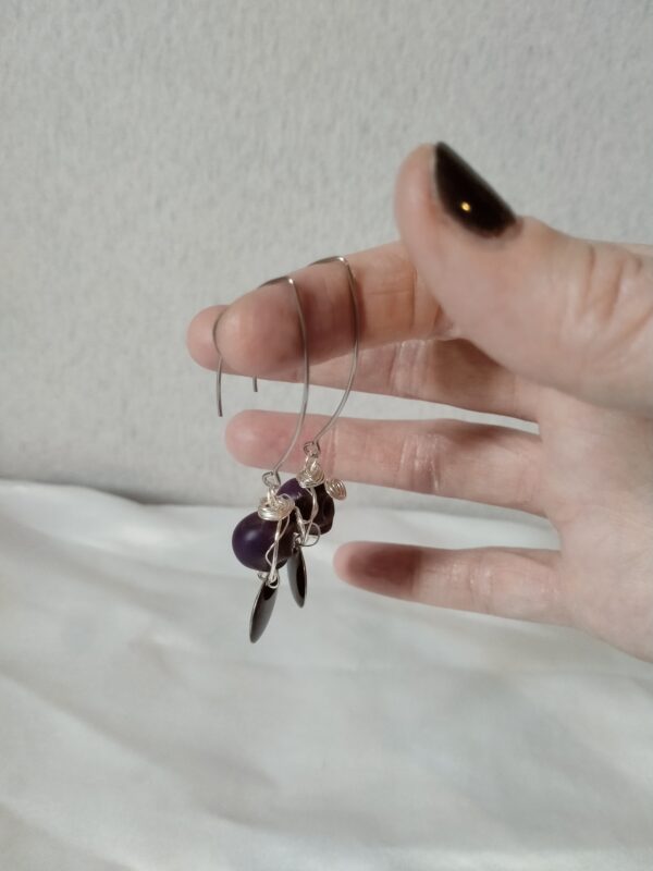 Paire de boucles d'oreilles avec son skull en Howlite et sa breloque ronde – Image 6