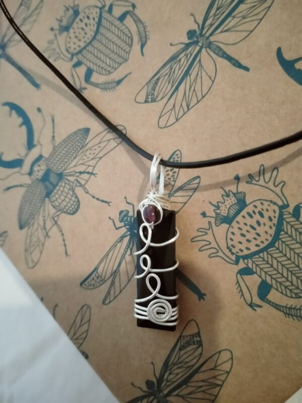 Pendentif "baguette" noire avec spirale, sa perle violette et son collier – Image 2