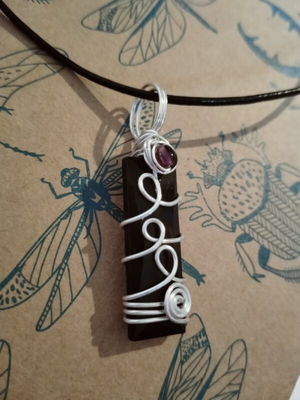 Pendentif "baguette" noire avec spirale, sa perle violette et son collier – Image 3