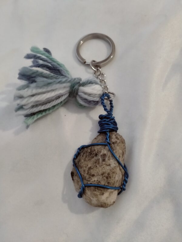 Porte clé "caillou et pompon maison" avec attache argentée – Image 3