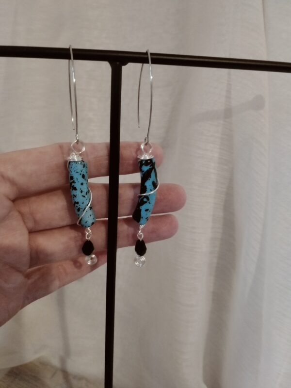 Paire de boucles d'oreilles avec leurs perles incurvées noires et bleues et la perle de verre – Image 8