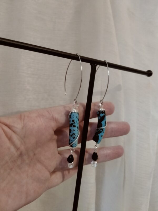 Paire de boucles d'oreilles avec leurs perles incurvées noires et bleues et la perle de verre – Image 2