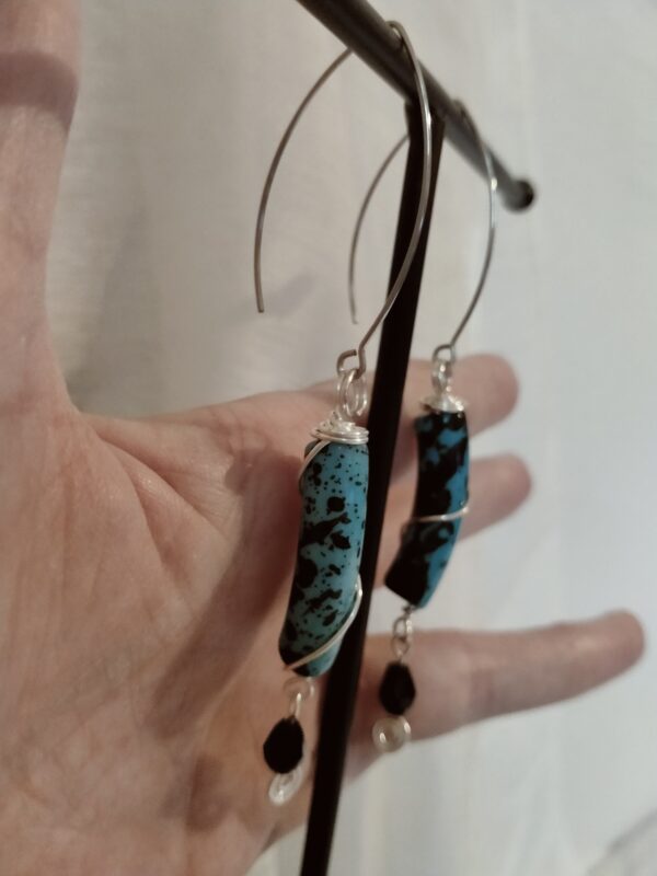 Paire de boucles d'oreilles avec leurs perles incurvées noires et bleues et la perle de verre – Image 5