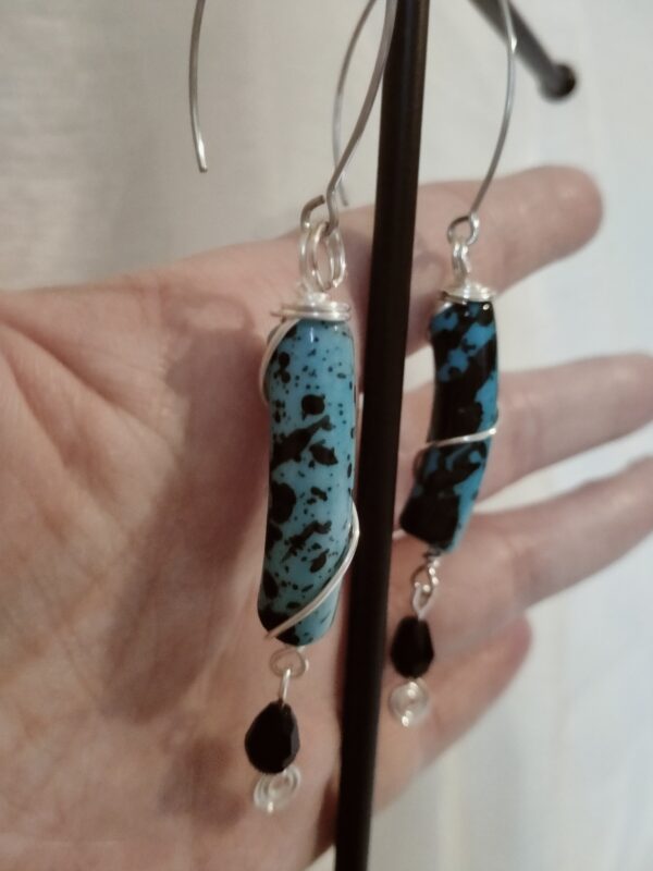 Paire de boucles d'oreilles avec leurs perles incurvées noires et bleues et la perle de verre – Image 6