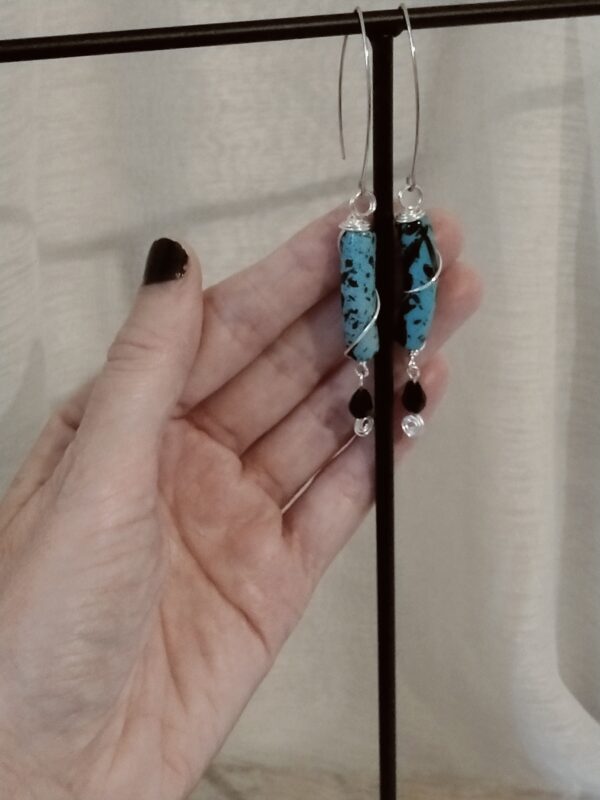 Paire de boucles d'oreilles avec leurs perles incurvées noires et bleues et la perle de verre – Image 3
