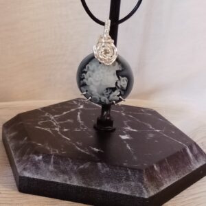 Pendentif camée avec sa rose, sa bélière en tissage et son collier