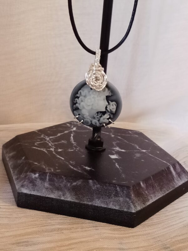 Pendentif camée avec sa rose, sa bélière en tissage et son collier