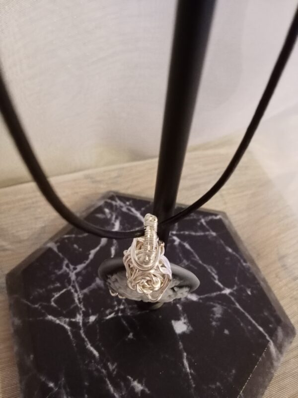 Pendentif camée avec sa rose, sa bélière en tissage et son collier – Image 5