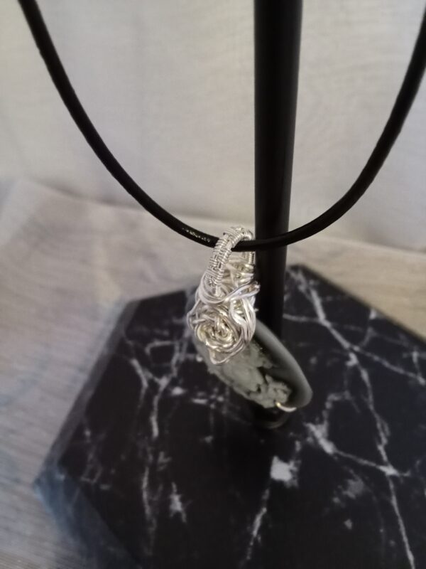 Pendentif camée avec sa rose, sa bélière en tissage et son collier – Image 6