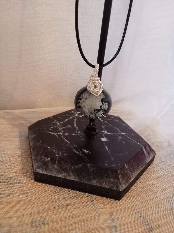 Pendentif camée avec sa rose, sa bélière en tissage et son collier – Image 4