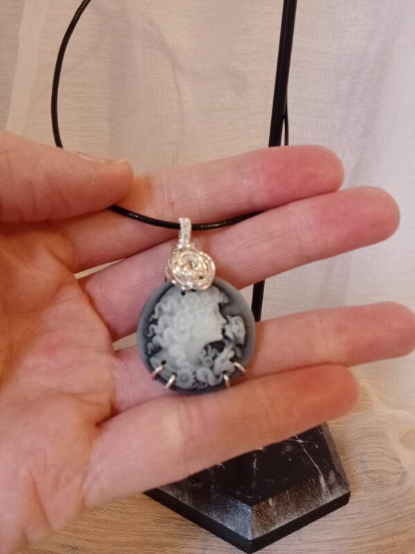 Pendentif camée avec sa rose, sa bélière en tissage et son collier – Image 3