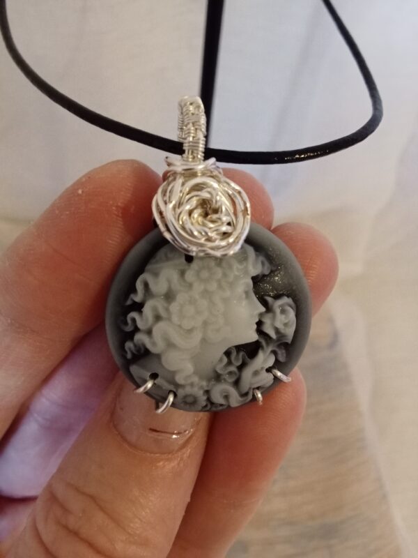 Pendentif camée avec sa rose, sa bélière en tissage et son collier – Image 2