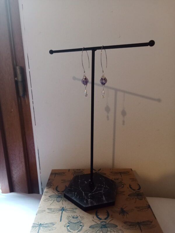 Paire de boucles d'oreilles avec son "ballon" en Améthyste et sa perle de verre – Image 9