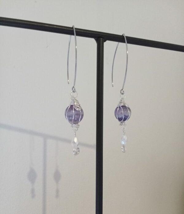 Paire de boucles d'oreilles avec son "ballon" en Améthyste et sa perle de verre – Image 6