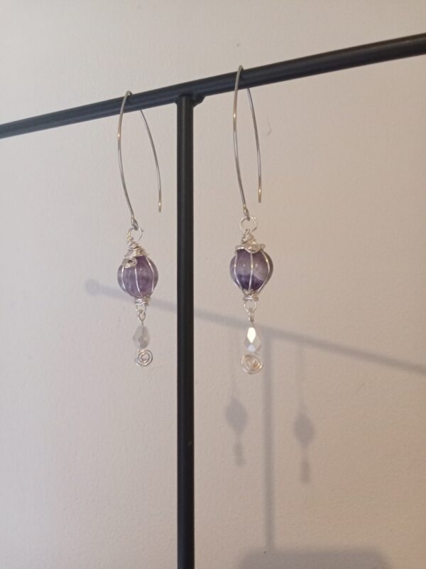 Paire de boucles d'oreilles avec son "ballon" en Améthyste et sa perle de verre – Image 5