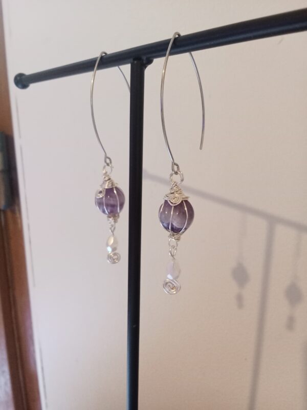Paire de boucles d'oreilles avec son "ballon" en Améthyste et sa perle de verre – Image 7