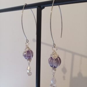 Paire de boucles d'oreilles avec son "ballon" en Améthyste et sa perle de verre