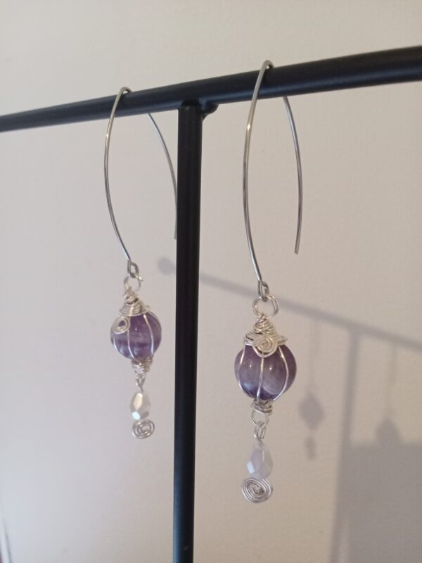 Paire de boucles d'oreilles avec son "ballon" en Améthyste et sa perle de verre