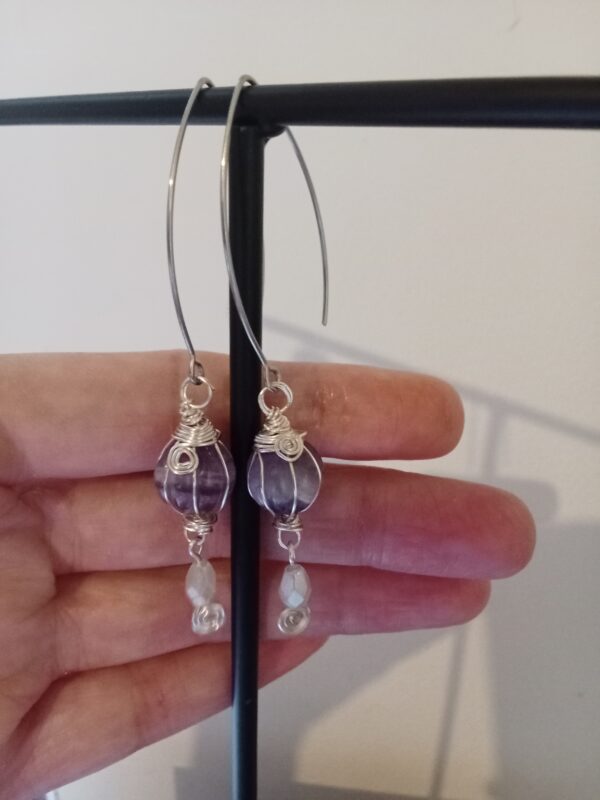Paire de boucles d'oreilles avec son "ballon" en Améthyste et sa perle de verre – Image 4