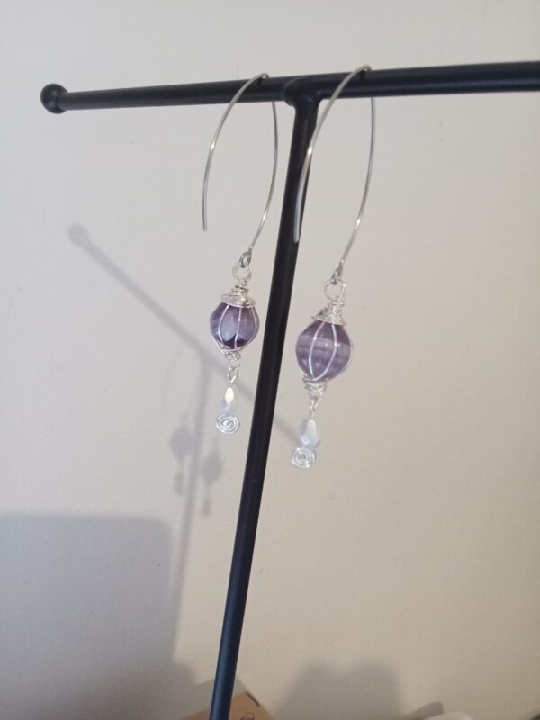 Paire de boucles d'oreilles avec son "ballon" en Améthyste et sa perle de verre – Image 8