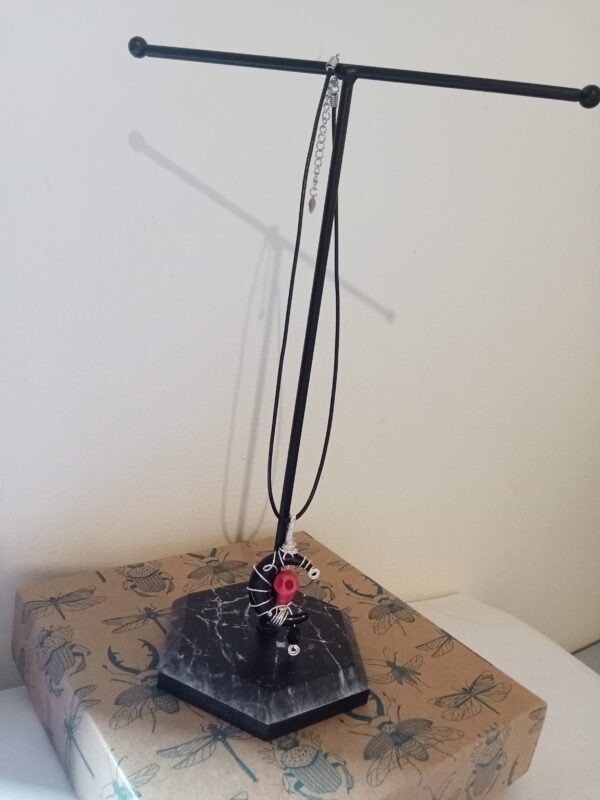 Pendentif demi-lune noire et son skull en Howlite rose, sa bélière en tissage et son collier – Image 10