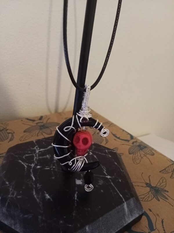 Pendentif demi-lune noire et son skull en Howlite rose, sa bélière en tissage et son collier – Image 4