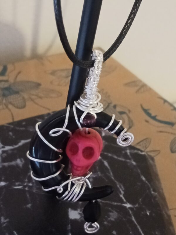 Pendentif demi-lune noire et son skull en Howlite rose, sa bélière en tissage et son collier – Image 5