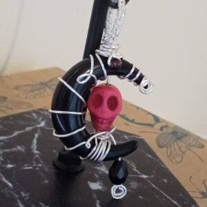 Pendentif demi-lune noire et son skull en Howlite rose, sa bélière en tissage et son collier