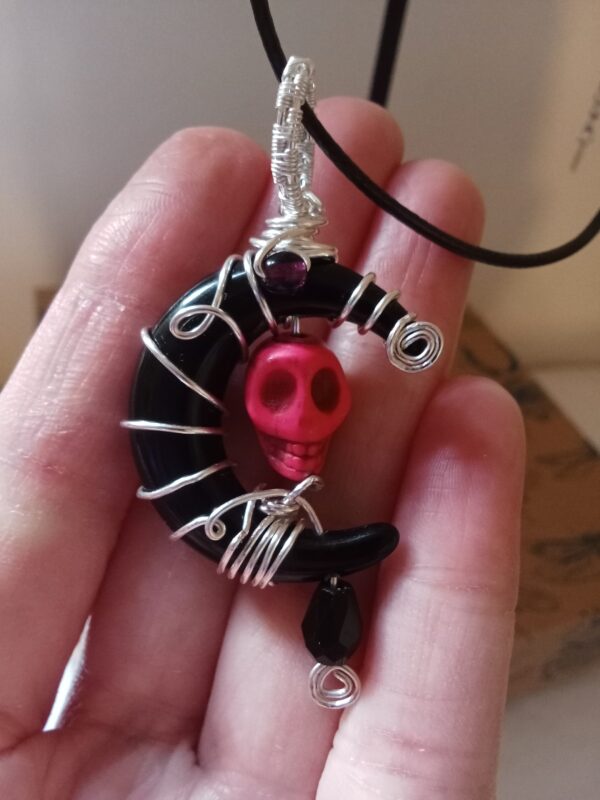 Pendentif demi-lune noire et son skull en Howlite rose, sa bélière en tissage et son collier – Image 6