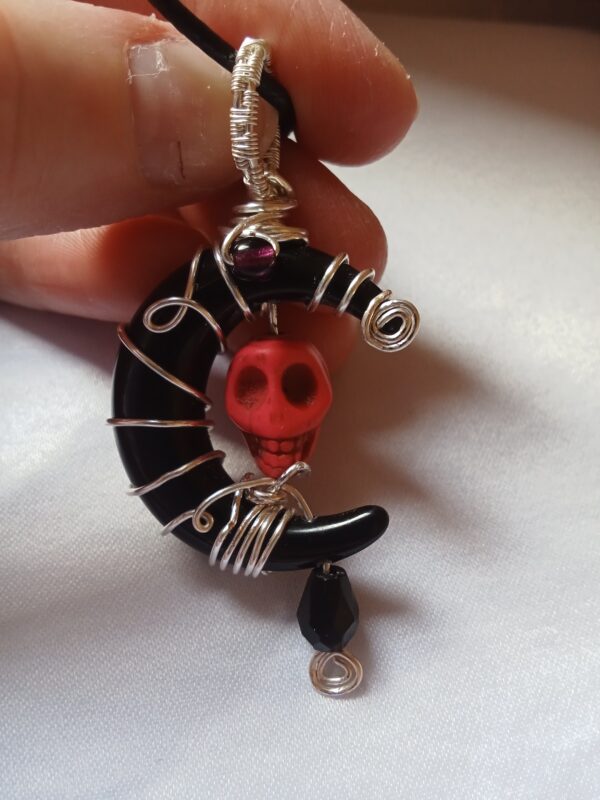 Pendentif demi-lune noire et son skull en Howlite rose, sa bélière en tissage et son collier – Image 7