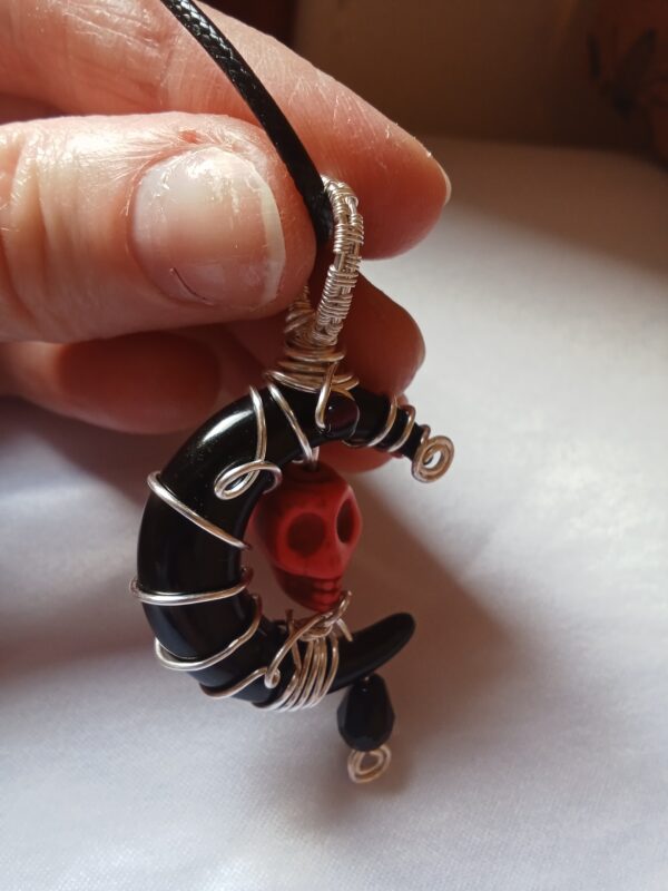 Pendentif demi-lune noire et son skull en Howlite rose, sa bélière en tissage et son collier – Image 2
